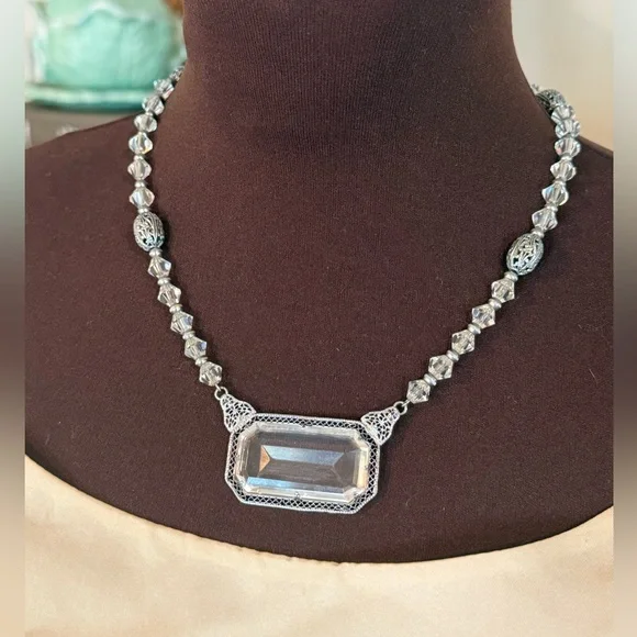 1920’s Rhodium Plated Silver Crystal Necklace. 17 1/2” in length. - Picture 2 of 4